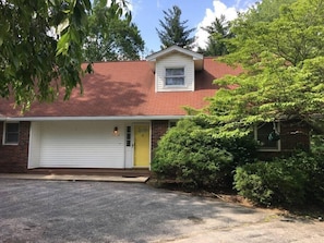 5 bedrooms - Huge Manor w/ Indoor Hot Tub and Pool Table (Bloomington)