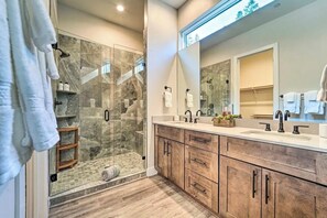Shower, towels, soap, shampoo - Summer Vibes Only: Jacuzzi + Lake Views Just Minutes from Durango Tesla Charger (Durango)