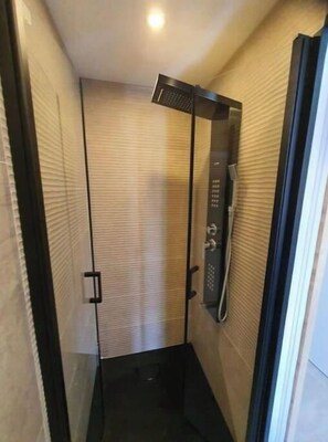 Doccia, asciugacapelli, asciugamani, carta igienica