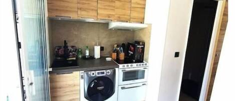 Kjøleskap, mikrobølgeovn, ovn og kokeplater