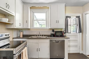 Réfrigérateur, four à micro-ondes, un four, surface de cuisson