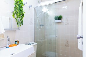 Apartment | Bathroom | Shower, free toiletries, hair dryer, towels - Moderno Internet Ultra-Veloz e Piscina (São Paulo)