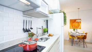 Apartamento clássico | Cozinha privada | Geladeira, micro-ondas, máquina de café expresso