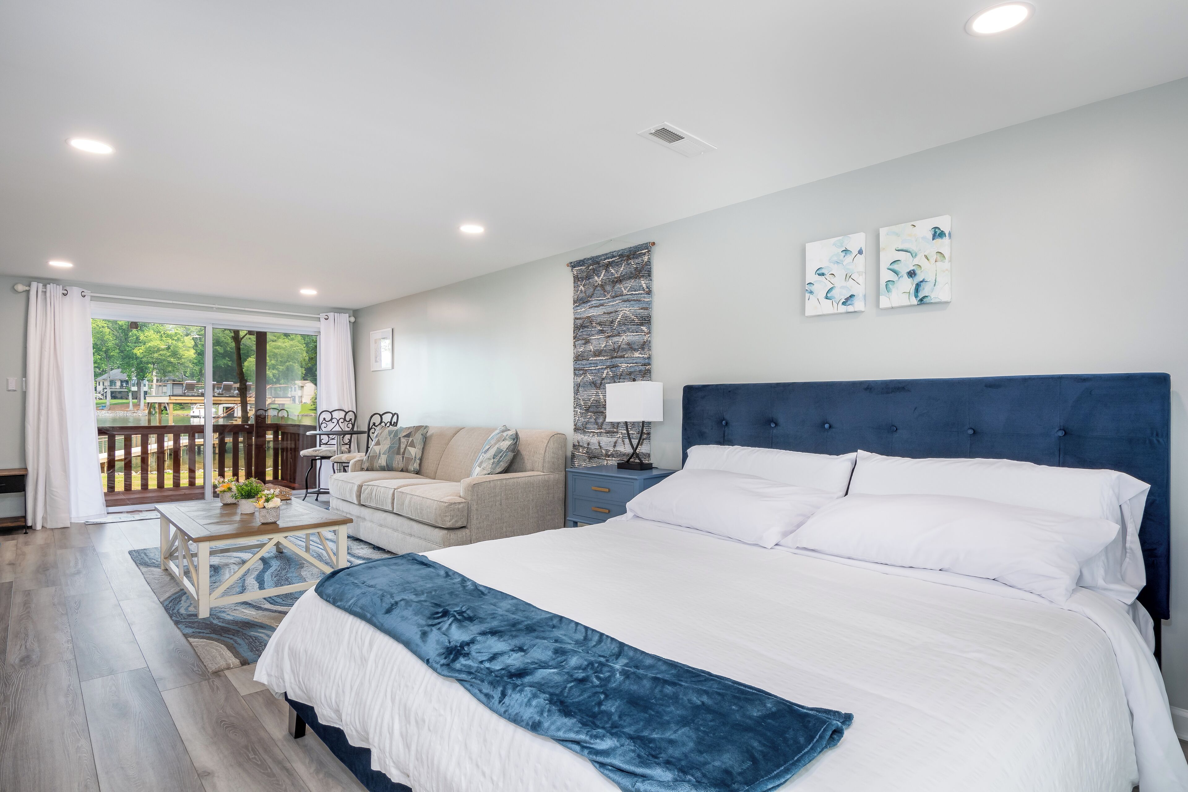 4 habitaciones, tabla de planchar con plancha y cuna de viaje 