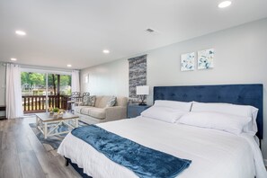 4 bedrooms, iron/ironing board, travel crib, free WiFi - Lakeside Xmas Retreat w/ Fireplace & Fire Pit (Mooresville)