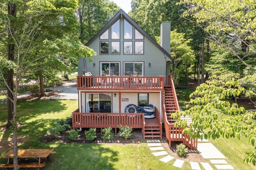 Lakefront Paradise: Custom Dock, Kayaks, Stand Up Paddle Boards + Firepit.
