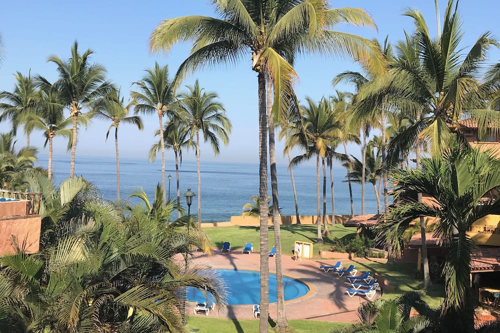 Beautiful oceanfront condo amid the palms of Los Tules