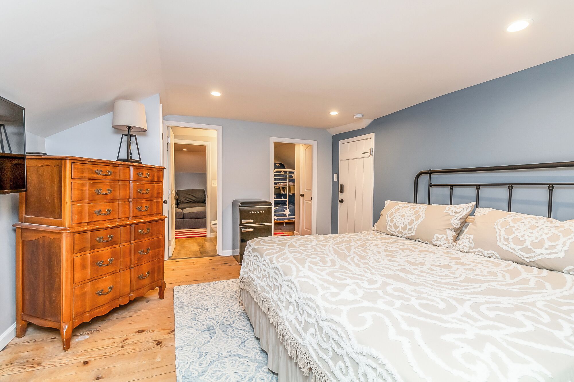 6 bedrooms, iron/ironing board, travel crib, free WiFi
