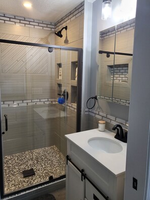 Een douche, een haardroger, een bidet, handdoeken