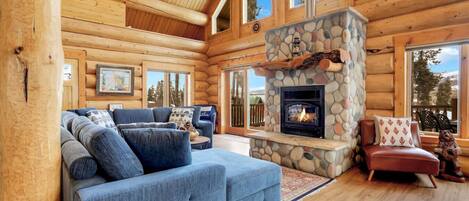 Smart-tv, een open haard, tafelvoetbal en boeken