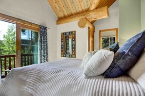 4 bedrooms, desk, iron/ironing board, travel cot