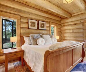 4 bedrooms, desk, iron/ironing board, travel cot