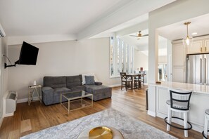 TV, fireplace - Elegant 4-Season Lake Geneva Condo w/ Fireplace! (Lake Geneva)