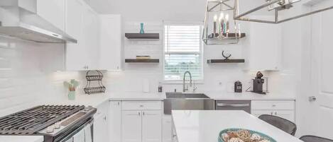 Kylskåp, mikrovågsugn, ugn och spishäll