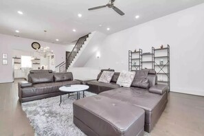 Smart TV - Live Social in the Houston Heights (Houston)