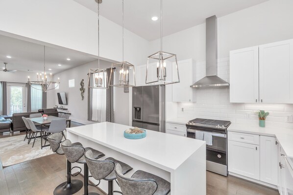 Fridge, microwave, oven, stovetop - Live Social in the Houston Heights (Houston)