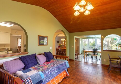 6 Bedrooms House, W/hot Tub, Deck, Pool Table