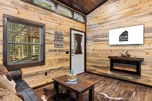 TV, fireplace - NEW LISTING Tiny cabin, full kitchen, private back deck, fire pit, near lake (Ringold)