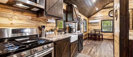 Kjøleskap, mikrobølgeovn, ovn og kaffetrakter/tekoker