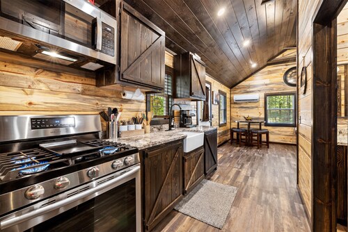 NEW LISTING Tiny cabin, full kitchen, private back deck, fire pit, near lake