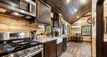 NEW LISTING Tiny cabin, full kitchen, private back deck, fire pit, near lake