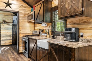 Fridge, microwave, oven, coffee/tea maker - NEW LISTING Tiny cabin, full kitchen, private back deck, fire pit, near lake (Ringold)