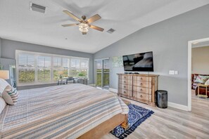 2 habitaciones, escritorio y tabla de planchar con plancha