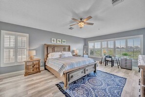 2 Schlafzimmer, Schreibtisch, Bügeleisen/Bügelbrett, Reisekinderbett