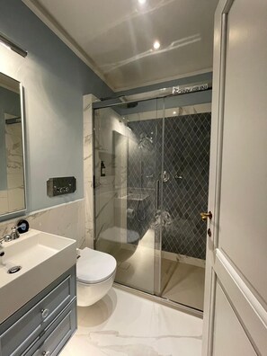 Shower, hair dryer, bidet, towels - Live like a local: Chic, 😃 Happy, Center Florence, Terrace💕walk to monuments (Firenze)
