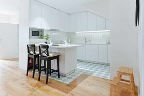 Kjøleskap, mikrobølgeovn, ovn og oppvaskmaskin