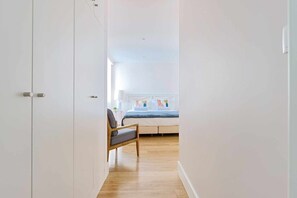 2 Schlafzimmer, Reisekinderbett