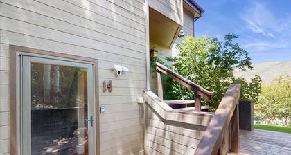 Three-story townhome on the golf course with 2 fireplaces, pool & tennis