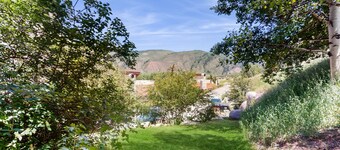 Three-story townhome on the golf course with 2 fireplaces