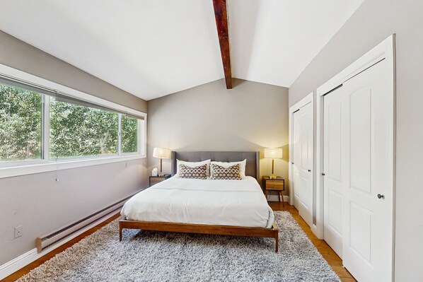 2 bedrooms, iron/ironing board, Internet, bed sheets