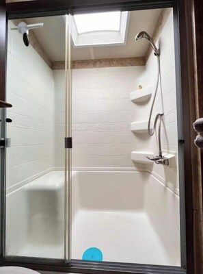 Dusche, Haartrockner, Handtücher, Seife