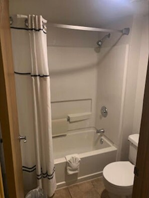 Business-Zimmer | Badezimmer | Dusche, Regendusche, Handtücher, Seife