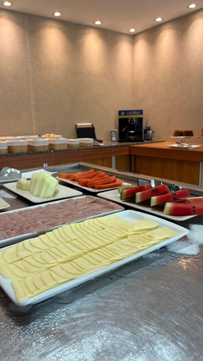 Tägliches Frühstücksbuffet gegen Gebühr