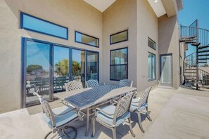 Outdoor dining - Splendid Balloon Fiesta House w/Hot Tub (Albuquerque)