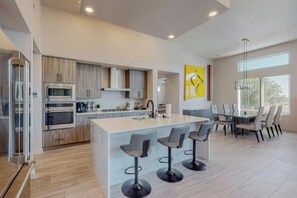 Private kitchen - Splendid Balloon Fiesta House w/Hot Tub (Albuquerque)