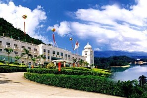 Exterior - Huguang Holiday Hotel (Guangzhou)