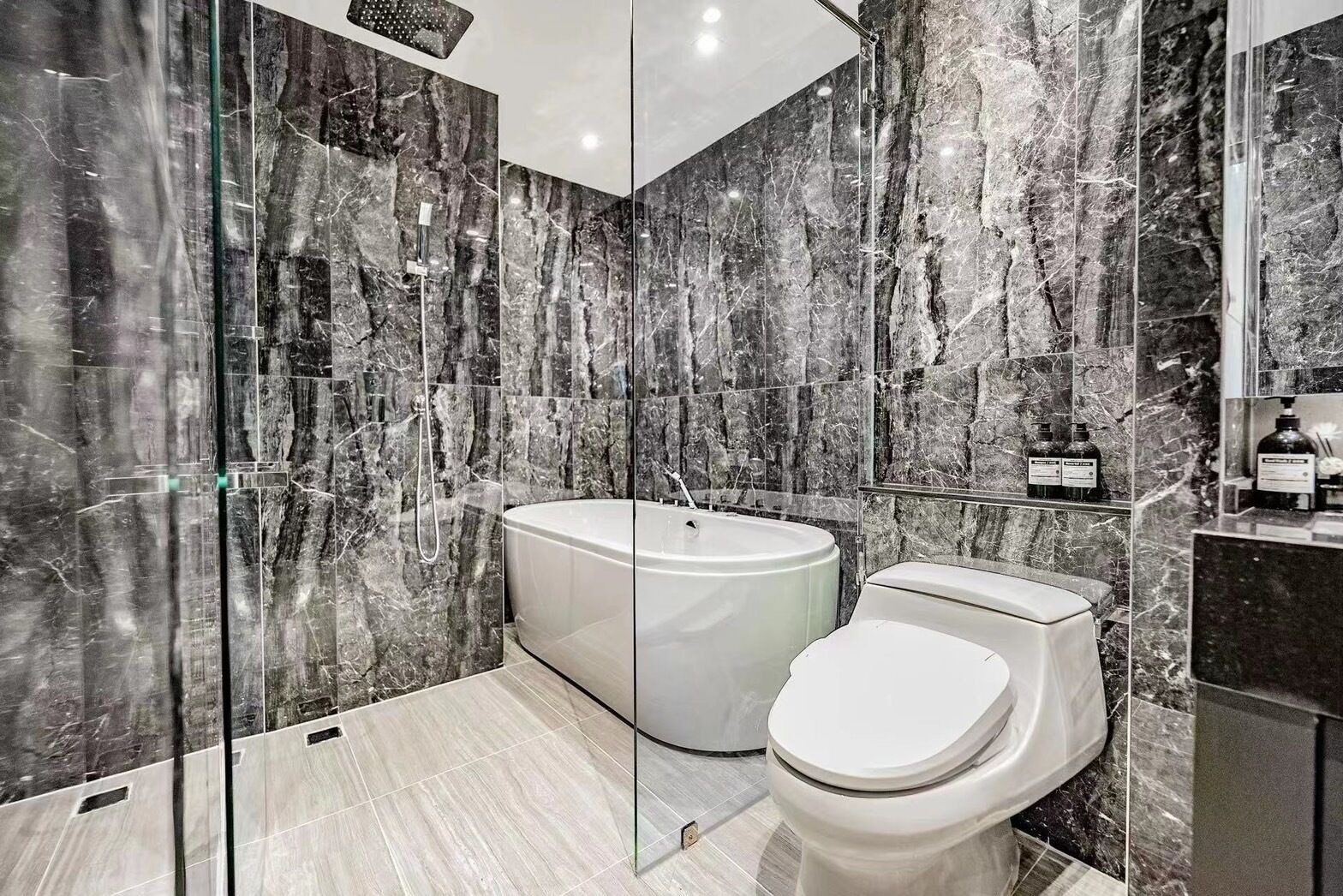 Sèche-cheveux, serviettes fournies, savon, papier toilette