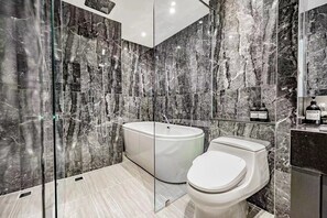 Hair dryer, towels, soap, toilet paper - Erawan Luxury 2卧室豪华Condo古城中心 (Chang Wat Chiang Mai)