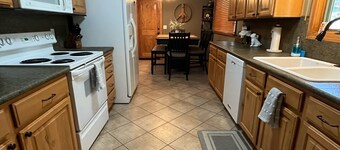 Cozy Mountain View– Walk to the Slopes - Hot Tub+Heated Driveway
