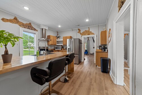 Stylish downtown home: private hot tub, outdoor pizza oven & bumper pool table