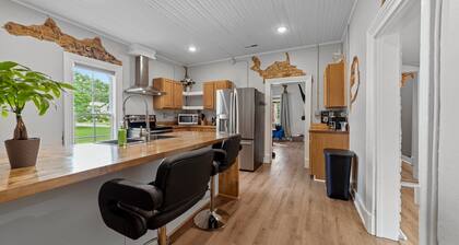 Stylish downtown home: private hot tub, outdoor pizza oven & bumper pool table