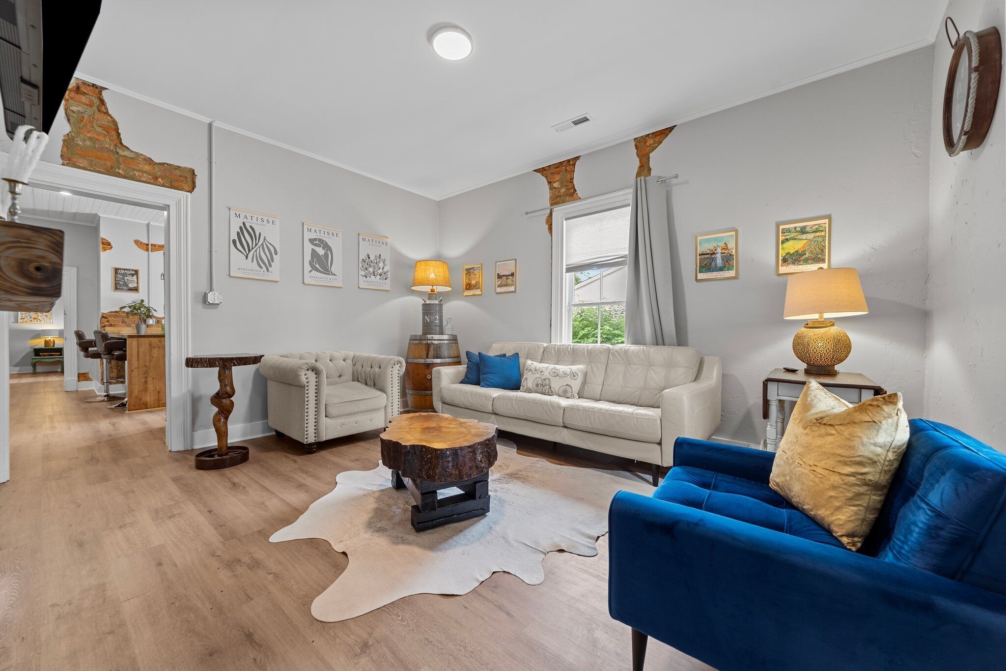 Stylish downtown home: outdoor pizza oven, pool table & walk to breweries