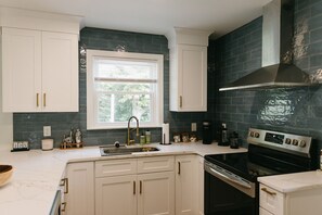 Fridge, microwave, oven, stovetop - “Ivory Inn” Modern Stay w/ Hot Tub - Greyline (Lexington)