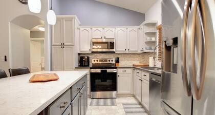 🍹🌞 3 Palms Oasis! Heated Saltwater Pool, Poolside TV, Near Beaches, Wi-Fi!