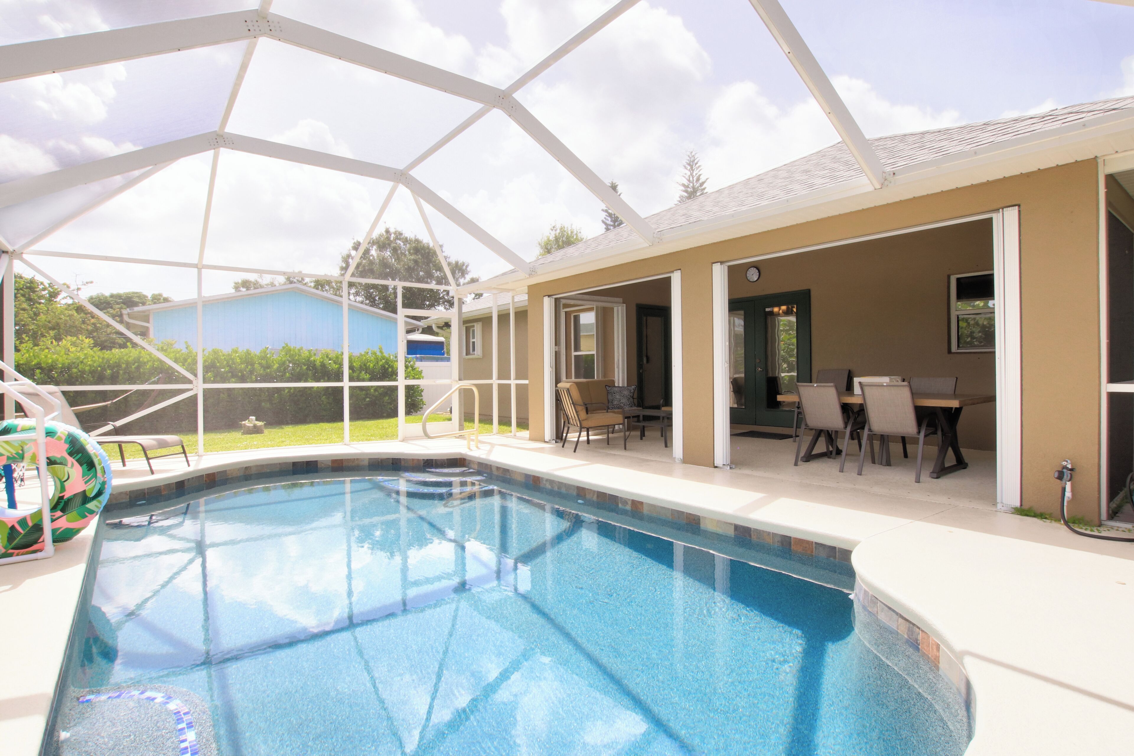 🍹🌞 3 Palms Oasis! Heated Saltwater Pool, Poolside TV Near Beaches, Wifi!