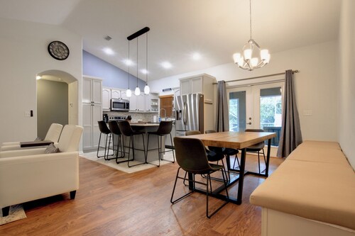 ☆☀︎❀3 Palms Oasis! Heated Saltwater Pool, Poolside TV, Near Beaches, Wi-Fi!